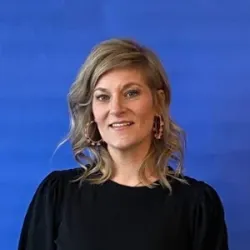 Lora Czech